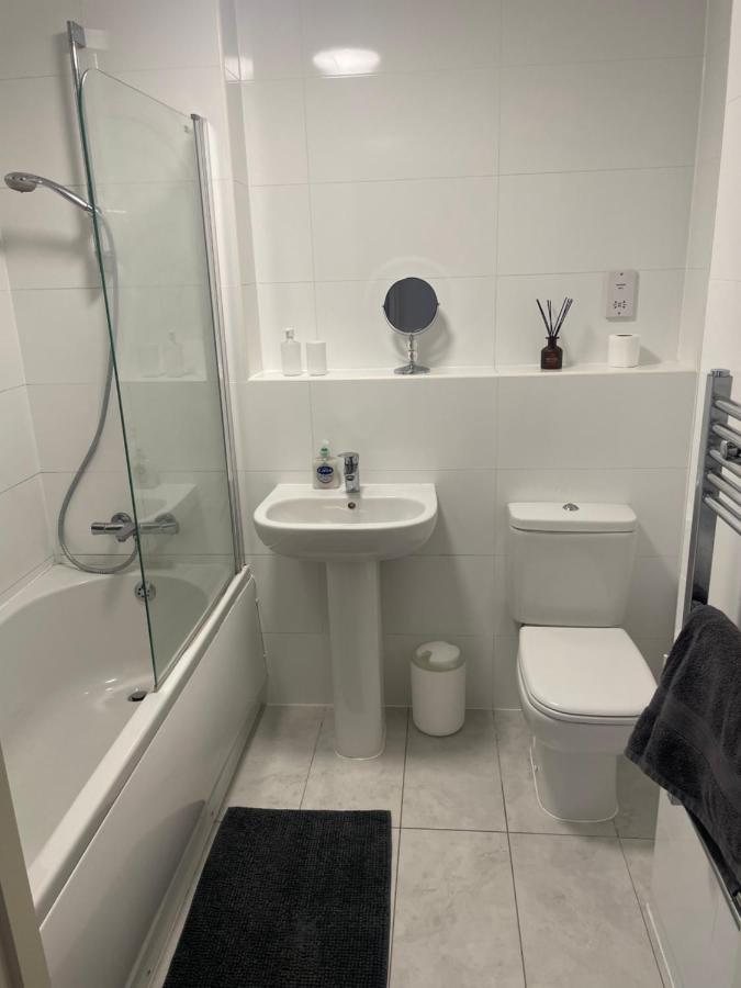 #0202 One Bedroom Serviced Apartment-Free Parking Derby Kültér fotó